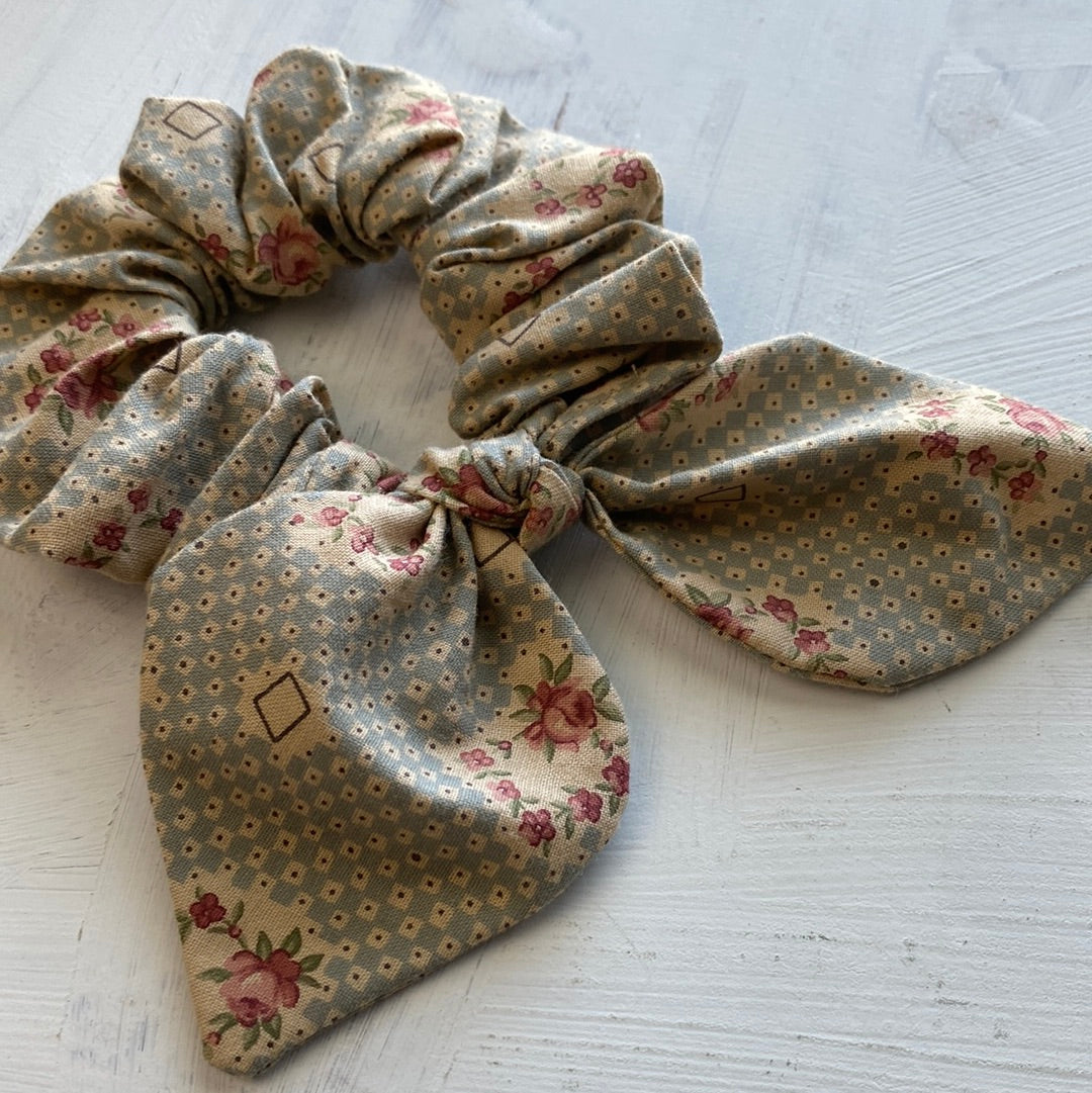 Bow Scrunchie Vintage Floral